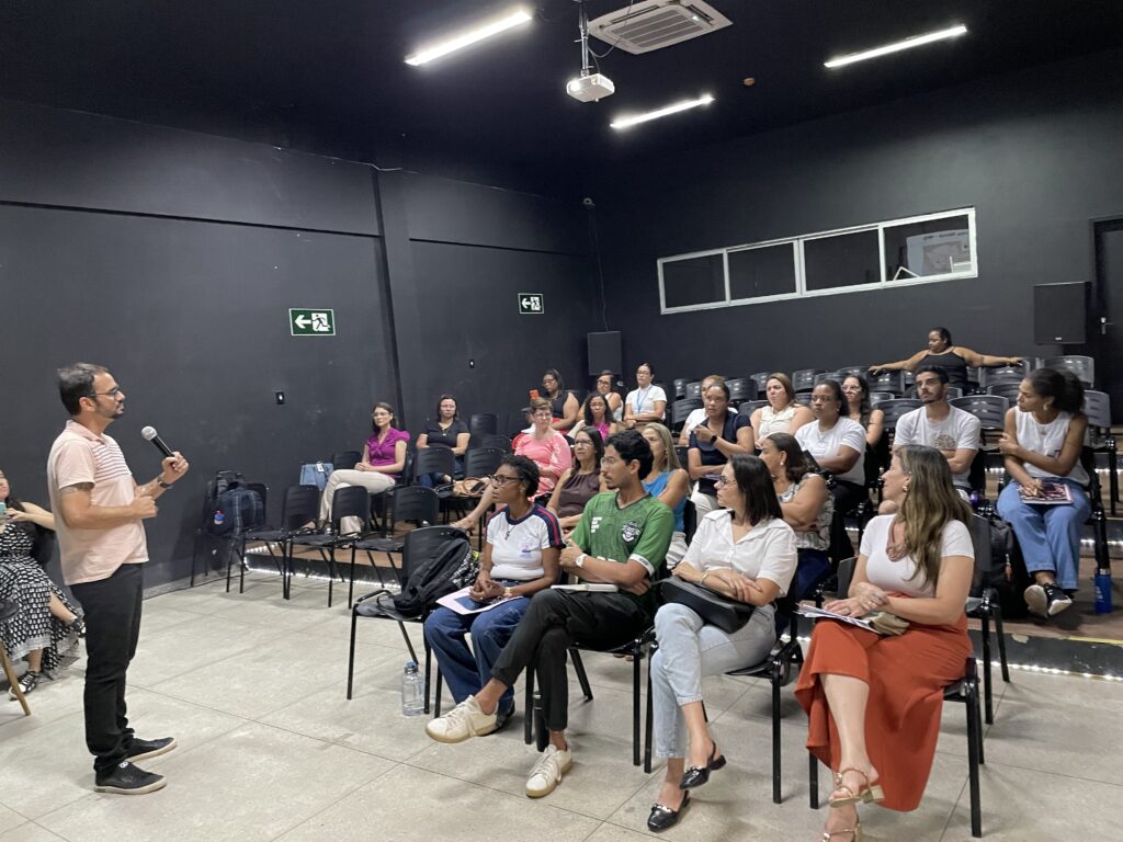 Auditório ocupado por representantes das instituições de proteção às crianças e adolescentes. À frente, com o microfone, o coordenador da Rede Criar, Rennan Mafra.