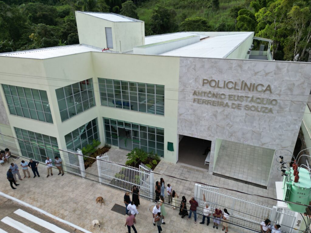Vista aérea do prédio onde está localizada a nova policlínica. A estrutura possui dois andares, com paredes de vidro.