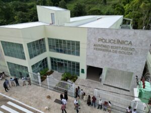 Vista aérea do prédio onde está localizada a nova policlínica. A estrutura possui dois andares, com paredes de vidro.