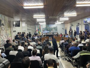 Plenário da Câmara Municipal, com os assentos totalmente ocupados, com a mesa de abertura à frente